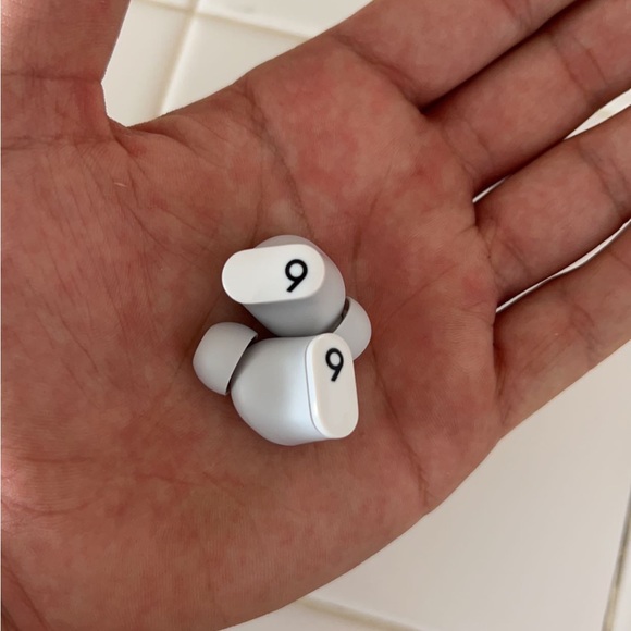 Beats AirPods 80 or best offer - Picture 3 of 3